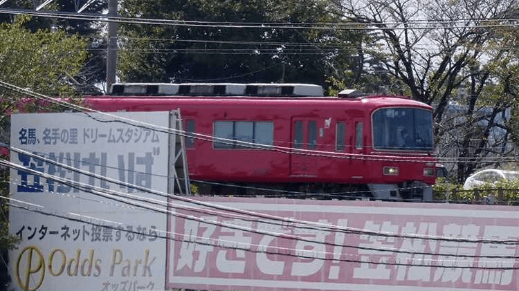 笠松競馬場の脇を走る名鉄電車＝羽島郡笠松町若葉町