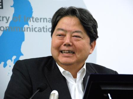 　総務相の退任記者会見で質問に答える林芳正氏＝１７日午後、総務省