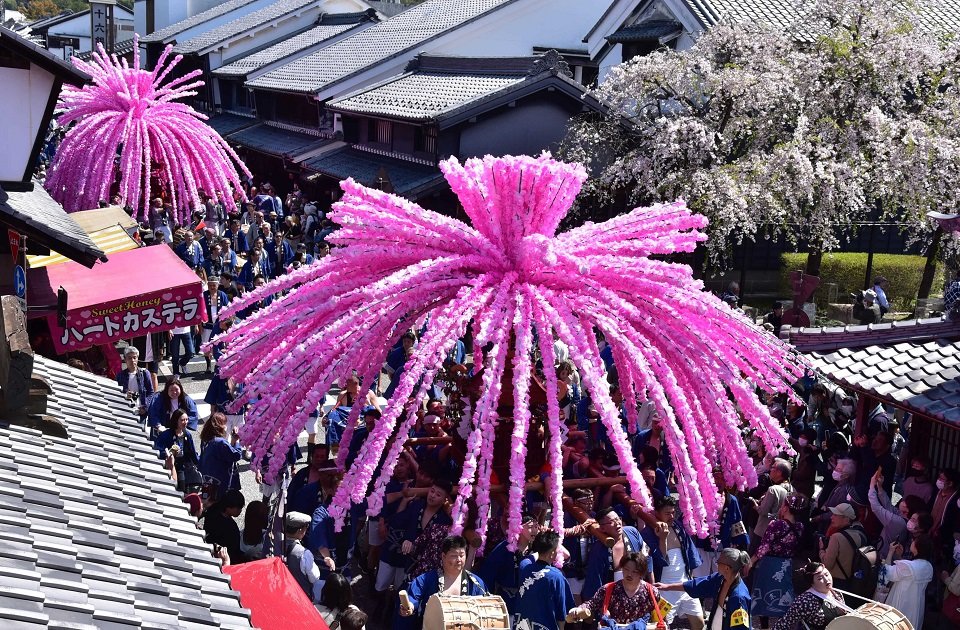 うだつの上がる町並みを鮮やかに彩る花みこし＝岐阜県美濃市加治屋町 