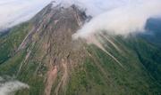 　地震で一部が崩落した雲仙・普賢岳の溶岩ドーム「平成新山」＝２９日午前６時１９分、長崎県・島原半島（長崎県提供）