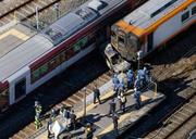 　車と衝突した近鉄京都線の特急列車＝２０日午後０時３９分、京都府精華町（共同通信社ヘリから）