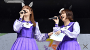 トークショーでファンを沸かせたウマ娘のオグリキャップ役・高柳知葉さん（左）とシュヴァルグラン役・夏吉ゆうこさん＝岐阜県笠松町、笠松競馬場
