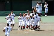 岐阜城北×県岐阜商＝タイブレーク延長１１回、県岐阜商を破り歓喜する岐阜城北ナイン＝長良川