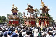 春の高山祭が開幕し、大勢の観光客が見物したからくり奉納＝１４日午前、高山市内
