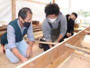 田尻浩さん（左）の指導を受けながら、鵜舟を造る今井翔佑さん（中央）と國枝昌平さん（右）＝美濃市曽代、県立森林文化アカデミー
