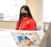 銅メダル獲得の喜びを語る村瀬心椛選手＝１日午後２時１２分、岐阜新聞本社