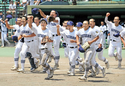 決勝戦を制し、笑顔でスタンドへ駆け出す県岐阜商ナイン＝長良川（撮影・坂井萌香）