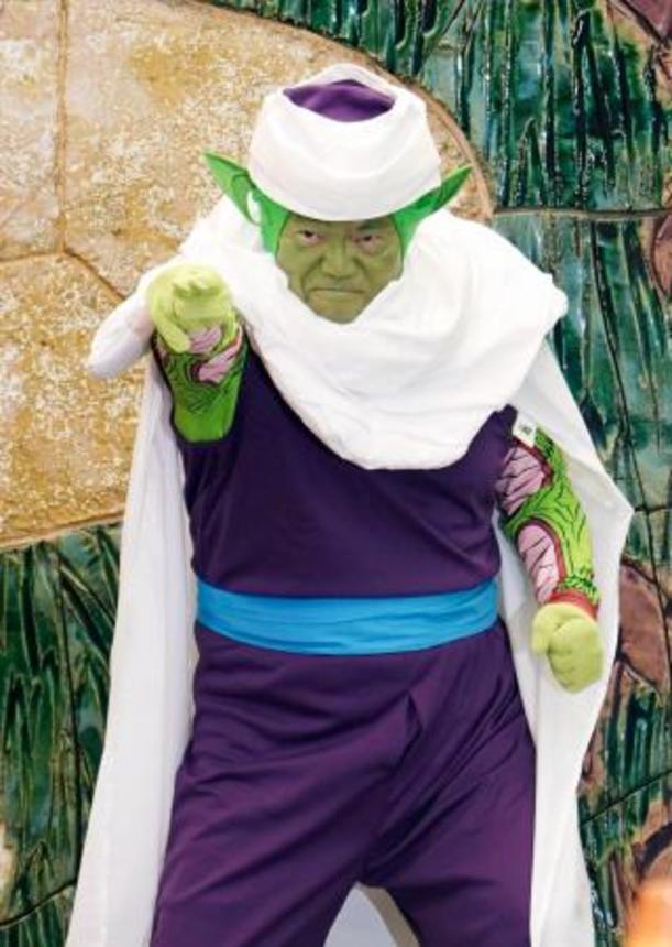 　人気漫画「ドラゴンボール」のキャラクター・ピッコロに扮し、必殺技を披露する愛知県の大村秀章知事＝３０日午後、名古屋市