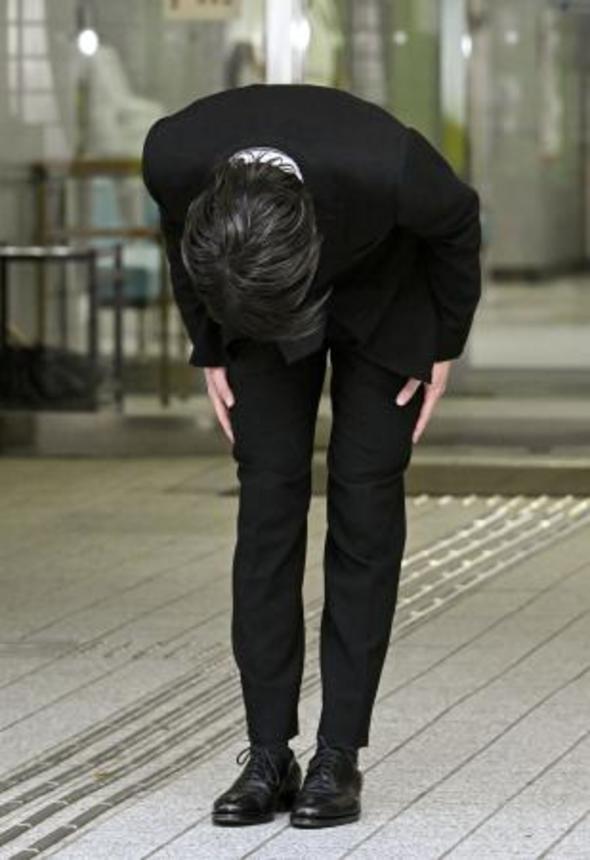 　釈放され、頭を下げる「ｔｉｍｅｌｅｓｚ（タイムレス）」メンバー猪俣周杜さん＝２５日午後、東京湾岸署