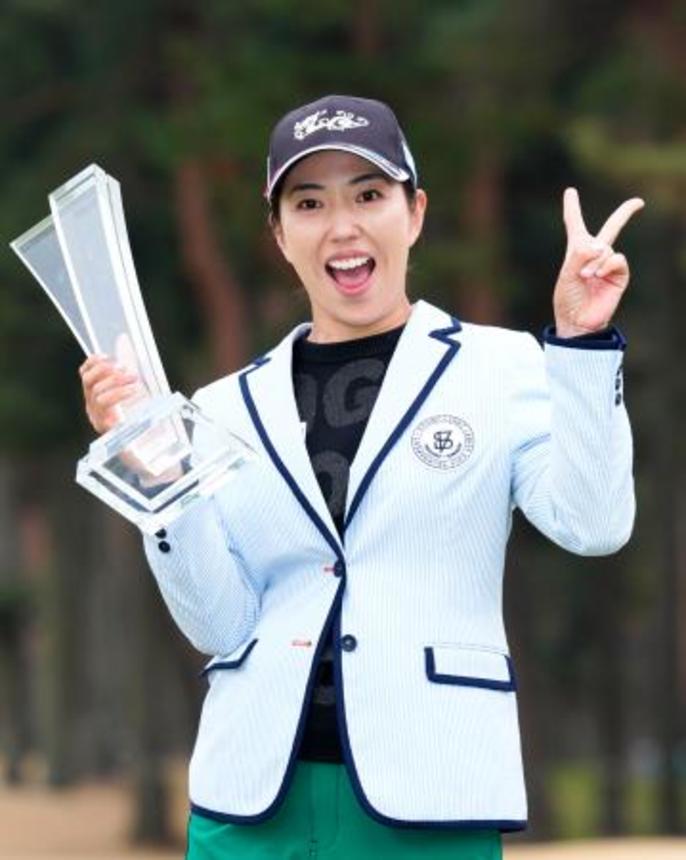 　優勝トロフィーを手に笑顔の笠りつ子＝紫ＣＣすみれ