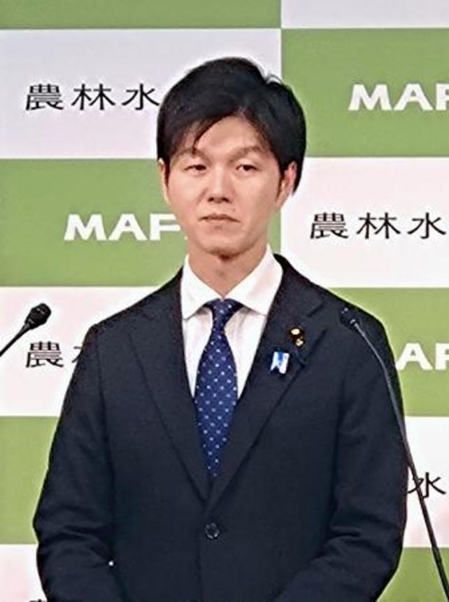 　全国地方新聞社連合会との会見に出席した鈴木農相＝２２日午後、農水省