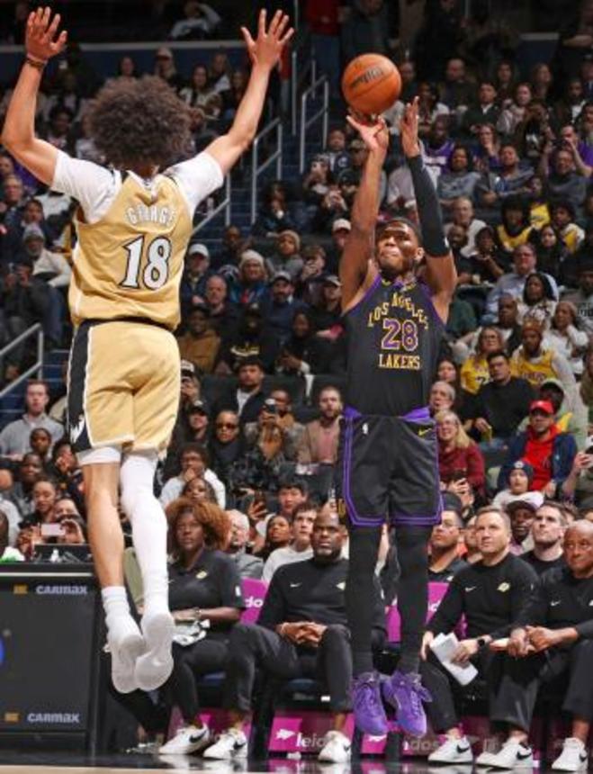 　ウィザーズ戦で３点シュートを放つレーカーズの八村（右）＝ワシントン（ＮＢＡＥ・ゲッティ＝共同）