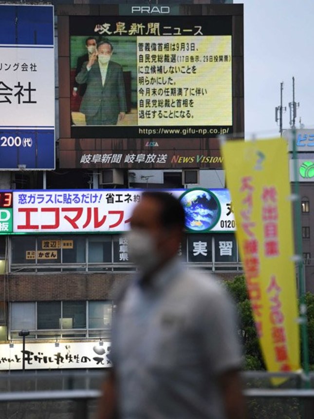 菅義偉首相が退陣意向を表明したニュースを伝える電光掲示板＝３日午後６時１分、岐阜市橋本町、ＪＲ岐阜駅前