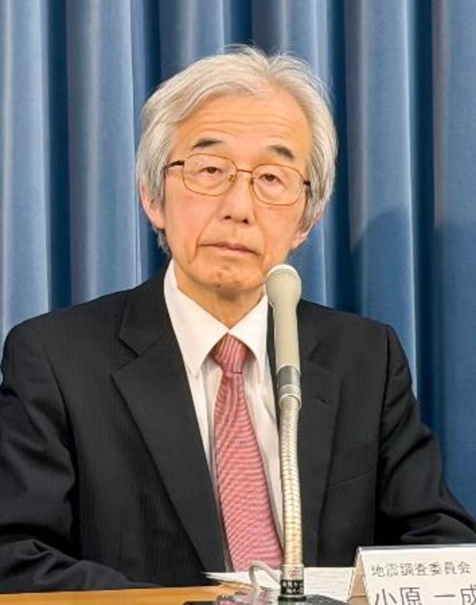 　地震調査委の会合後、記者会見する小原一成委員長＝２１日午後、東京都千代田区