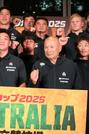　ファンを集めたイベントで選手とポーズをとるラグビー日本代表のジョーンズ・ヘッドコーチ（手前右）＝２２日、東京都千代田区