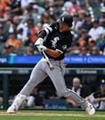 　タイガース戦の７回、２８号２ランを放つホワイトソックス・村上＝デトロイト（共同）