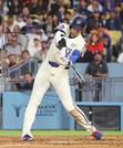 　ジャイアンツ戦の６回、この試合２本塁打目となる２５号ソロを放つドジャース・大谷。メジャー通算２５０号に到達した＝ロサンゼルス（共同）