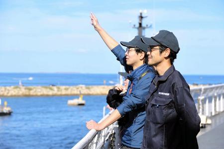 　「しらせ」がオーストラリア・フリマントルに入港し、出迎えに手を振って応える南極地域観測隊員ら＝４日（南極観測隊同行記者撮影）