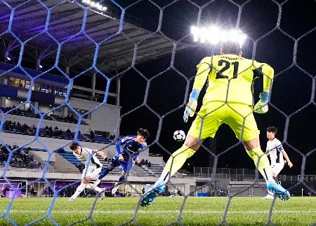 　町田―江原　前半、先制ゴールを決める町田・中村（左から２人目）＝Ｇスタ