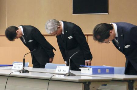 　記者会見で謝罪するＪＲ北海道の役員ら＝３０日午後、札幌市