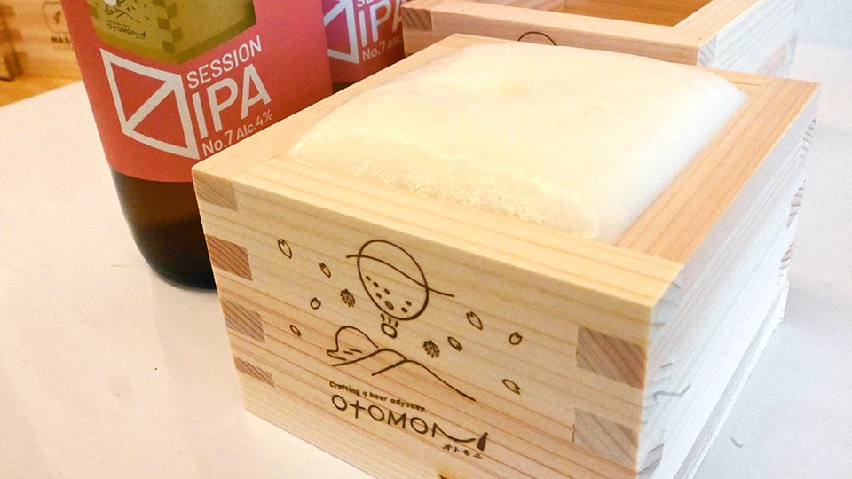 木升で飲むためのビール「〼セッションＩＰＡ」とオリジナル升＝大垣市東外側町、マスカフェ