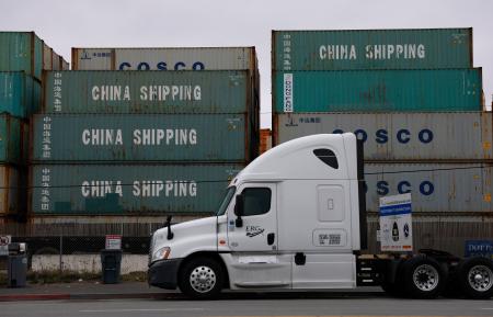 　コンテナが積まれた米国の港＝１８日、米カリフォルニア州（ゲッティ＝共同）