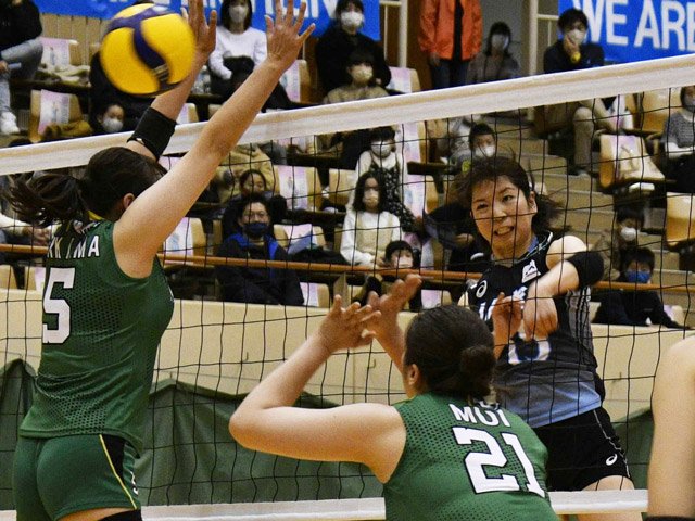 ＪＡぎふ×ＧＳＳ東京＝第３セット、スパイクを放つＪＡぎふの斉藤（右）＝飛騨高山ビッグアリーナ　