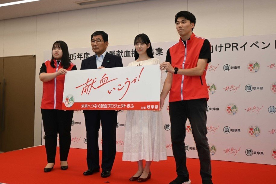 献血啓発イベントをＰＲする堀未央奈さん（右から２人目）＝県庁
