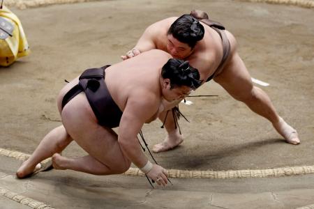 　伯乃富士（奥）が寄り倒しで霧島を破る＝両国国技館
