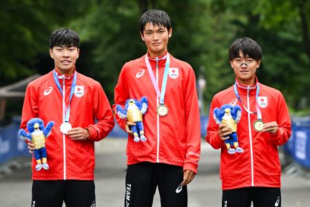 　陸上の男子２０キロ競歩の団体で優勝した日本の（左から）土屋、原、吉迫＝ボーフム（（ｃ）Ｍｉｃｈａｅｌ　Ｃｈｉｓｈｏｌｍ／Ｒｈｉｎｅ−Ｒｕｈｒ　２０２５、共同）
