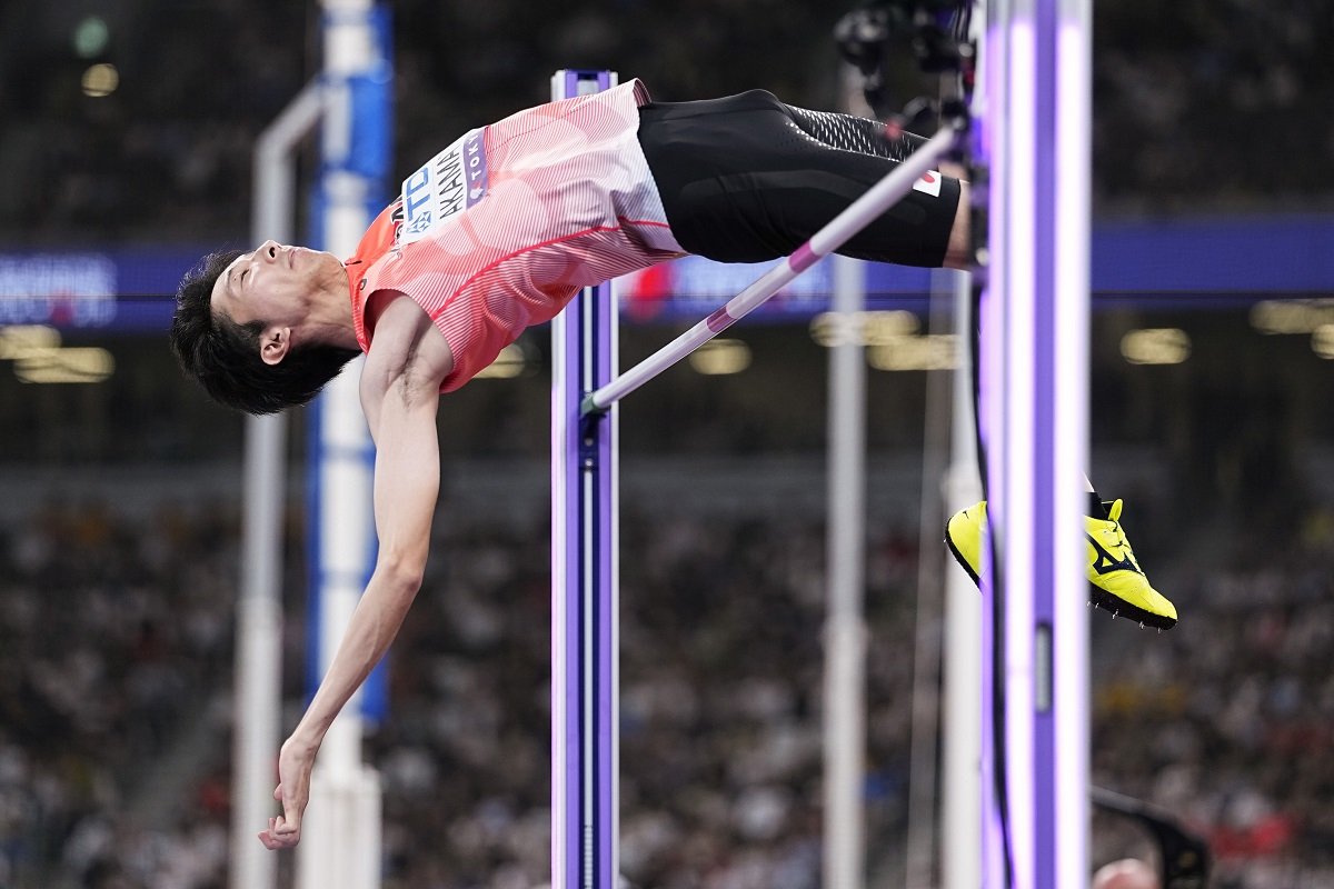 男子走り高跳び決勝で２メートル２４をクリアする赤松諒一＝国立競技場