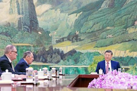 　ロシアのラブロフ外相（左から２人目）と会談する中国の習近平国家主席（右）＝１５日、北京の人民大会堂（共同）