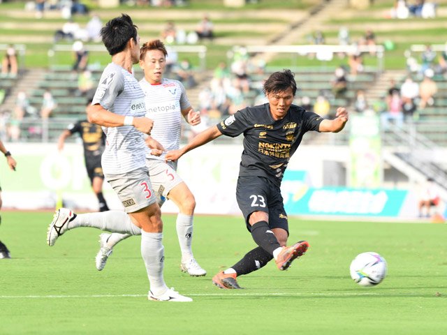 ＦＣ岐阜×鳥取＝前半、シュートを放つ岐阜のＭＦ大西＝長良川競技場