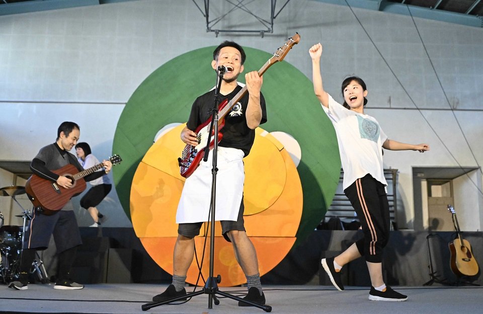 新作「ロール・ロール・ローリング」の稽古をする劇団員たち＝今年７月、岐阜市内の稽古場