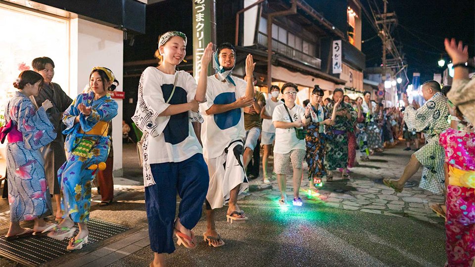 オドリギを着て、郡上おどりを楽しむ人たち＝同市八幡町
