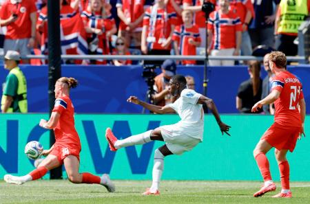 　ノルウェー―フランス　前半、ハットトリックとなるゴールを決めるフランスのデンベレ（中央）＝ボストン（共同）