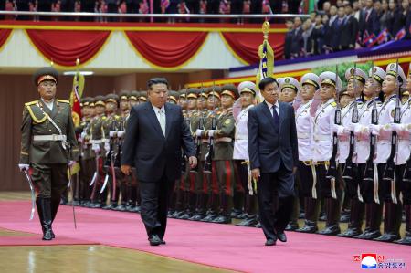 　平壌を訪問したラオスのトンルン国家主席を迎える北朝鮮の金正恩朝鮮労働党総書記（中央）＝７日（朝鮮中央通信提供、ロイター＝共同）