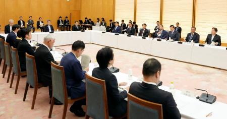 　首相官邸で開かれた「新しい地方経済・生活環境創生本部」の会合＝２日午前