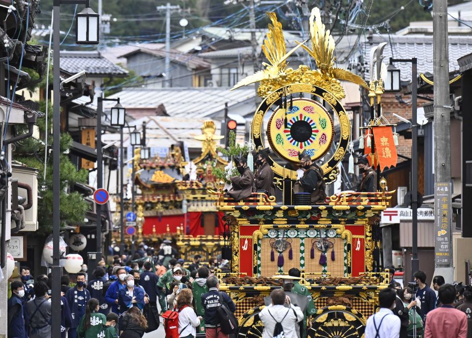 通りに並んだ祭り屋台＝岐阜県高山市内