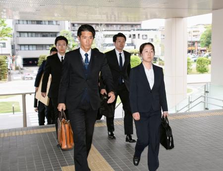 　埼玉県戸田市役所の議員控室へ家宅捜索に向かう埼玉県警の捜査員＝２０日午後