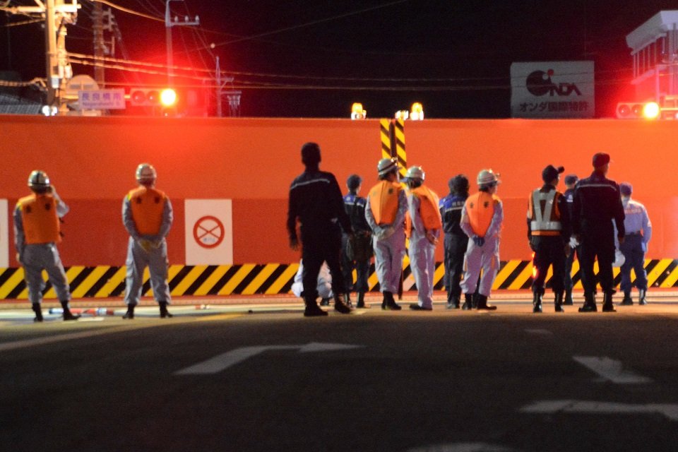 訓練で全閉した大宮陸閘。水防団員らが手順や連携を確かめた＝岐阜市、長良橋南詰
