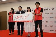 献血啓発イベントをＰＲする堀未央奈さん（右から２人目）＝県庁
