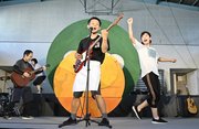 新作「ロール・ロール・ローリング」の稽古をする劇団員たち＝今年７月、岐阜市内の稽古場