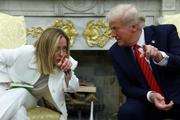 　１７日、米ホワイトハウスで会談するトランプ大統領（右）とイタリアのメローニ首相（ロイター＝共同）