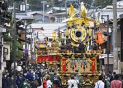 通りに並んだ祭り屋台＝岐阜県高山市内