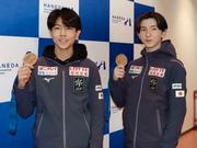 　羽田空港でメダルを掲げるフィギュアスケート男子の中田璃士（右）と西野太翔＝９日