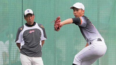 報徳学園高校との試合を前に投球練習に励む部員と丸山真監督（左）＝多治見市坂上町、多治見高校