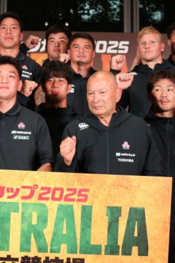 　ファンを集めたイベントで選手とポーズをとるラグビー日本代表のジョーンズ・ヘッドコーチ（手前右）＝２２日、東京都千代田区