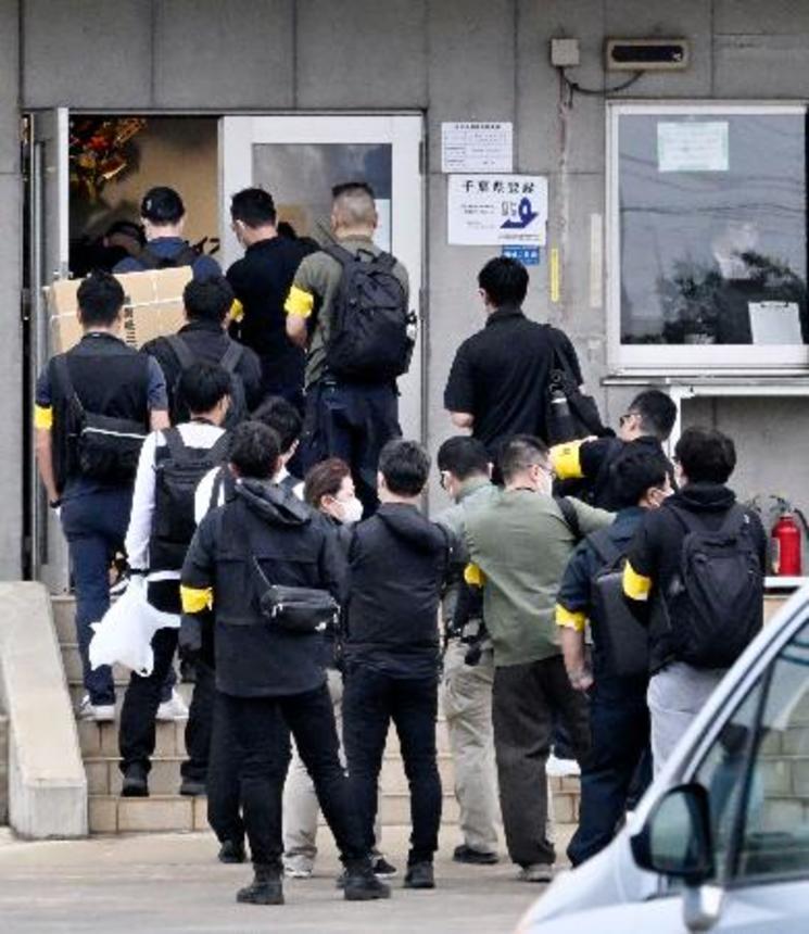 　１０月９日、千葉県船橋市のナンセイスチール本社へ家宅捜索に入る神奈川県警の捜査員