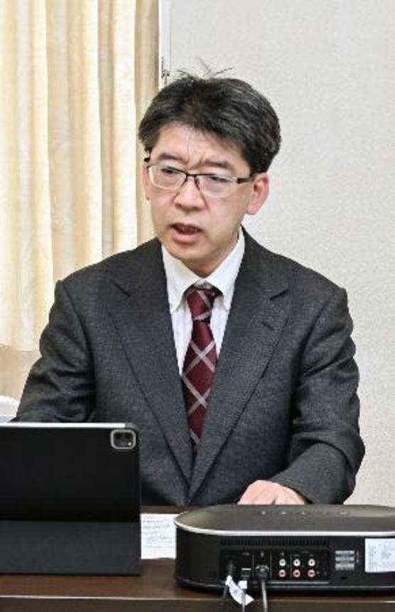 　教育長らを集めた緊急会議で発言する文科省の望月禎・初等中等教育局長＝１０日午後、東京都千代田区（代表撮影）